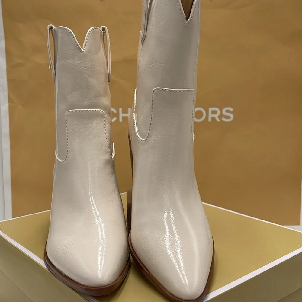 Michael Kors WAVERLY HEELED BOOTIE FAUX LEATHER
49F4WVME6L
LT CREAM - Picture 7 of 16